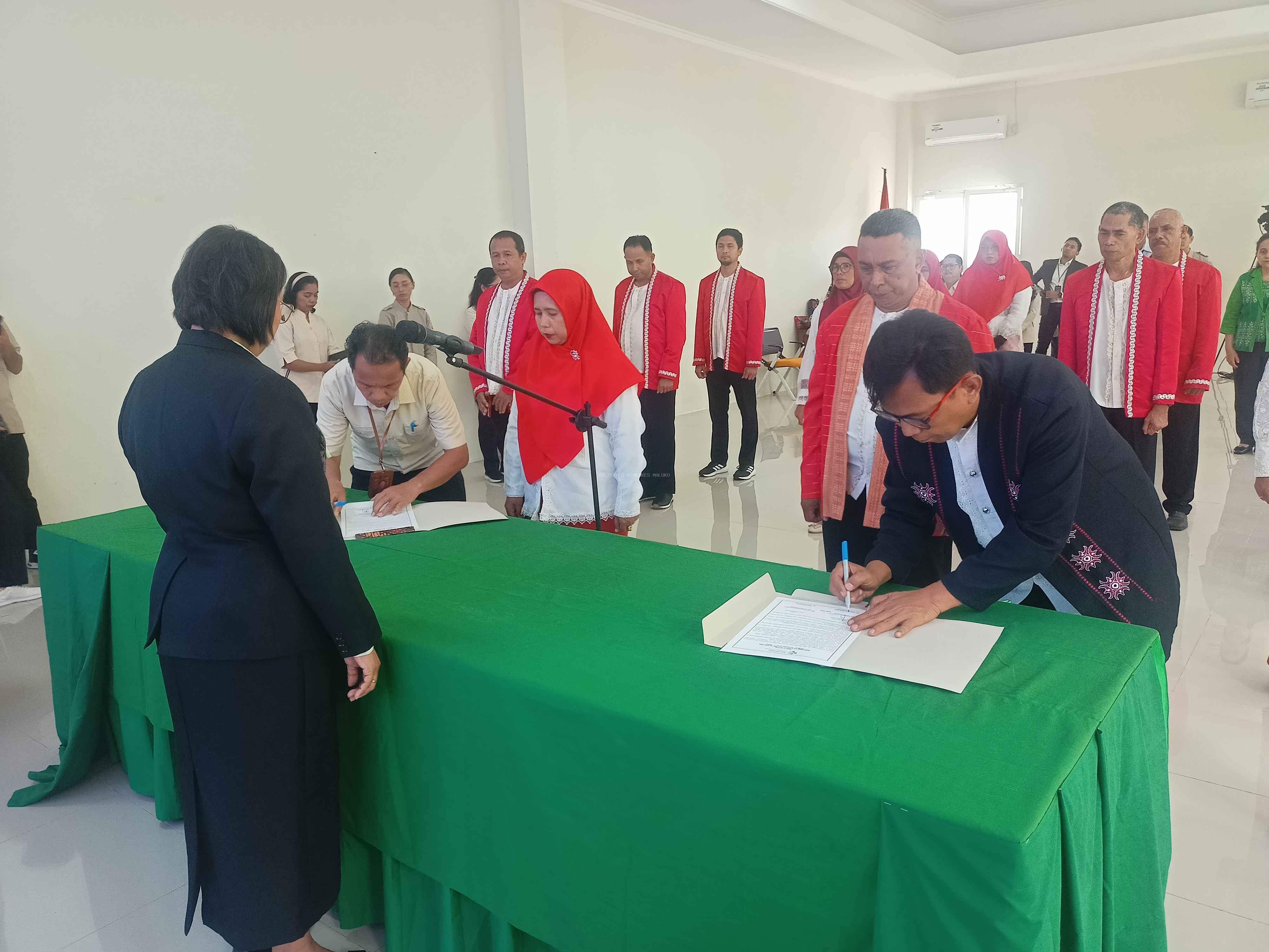 DIREKTUR MELANTIK DAN MENGAMBIL SUMPAH JABATAN KELENGKAPAN STRUKTUR ORGANISASI SELAIN DIREKTUR DI LINGKUNGAN POLTEKKES KEMENKES MALUKU PERIODE 2024-2028