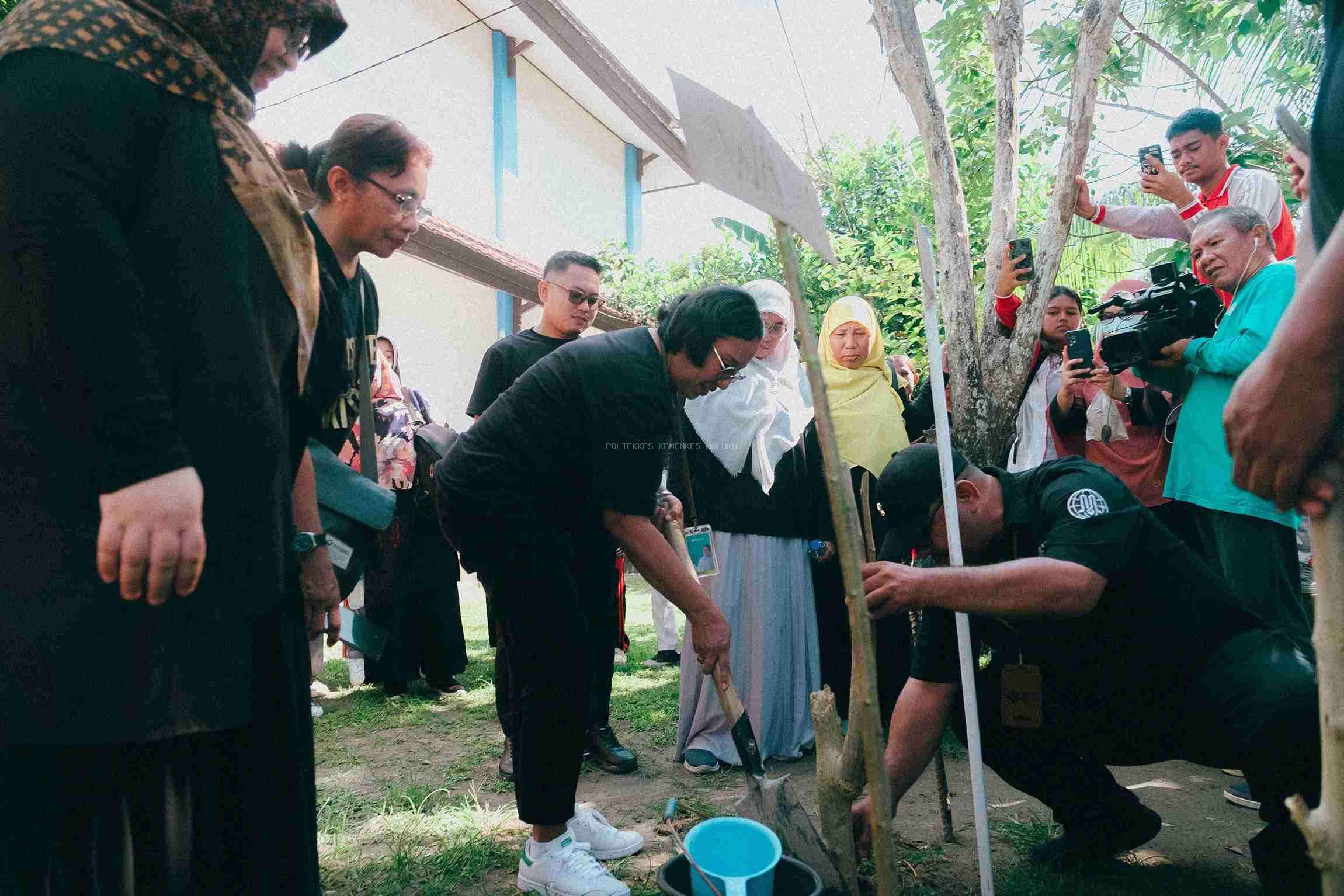 “PENGHIJAUAN DAN KESEHATAN: MENANAM KELOR UNTUK MASA DEPAN SEHAT DALAM DIES NATALIS KE-23 POLTEKKES KEMENKES MALUKU”