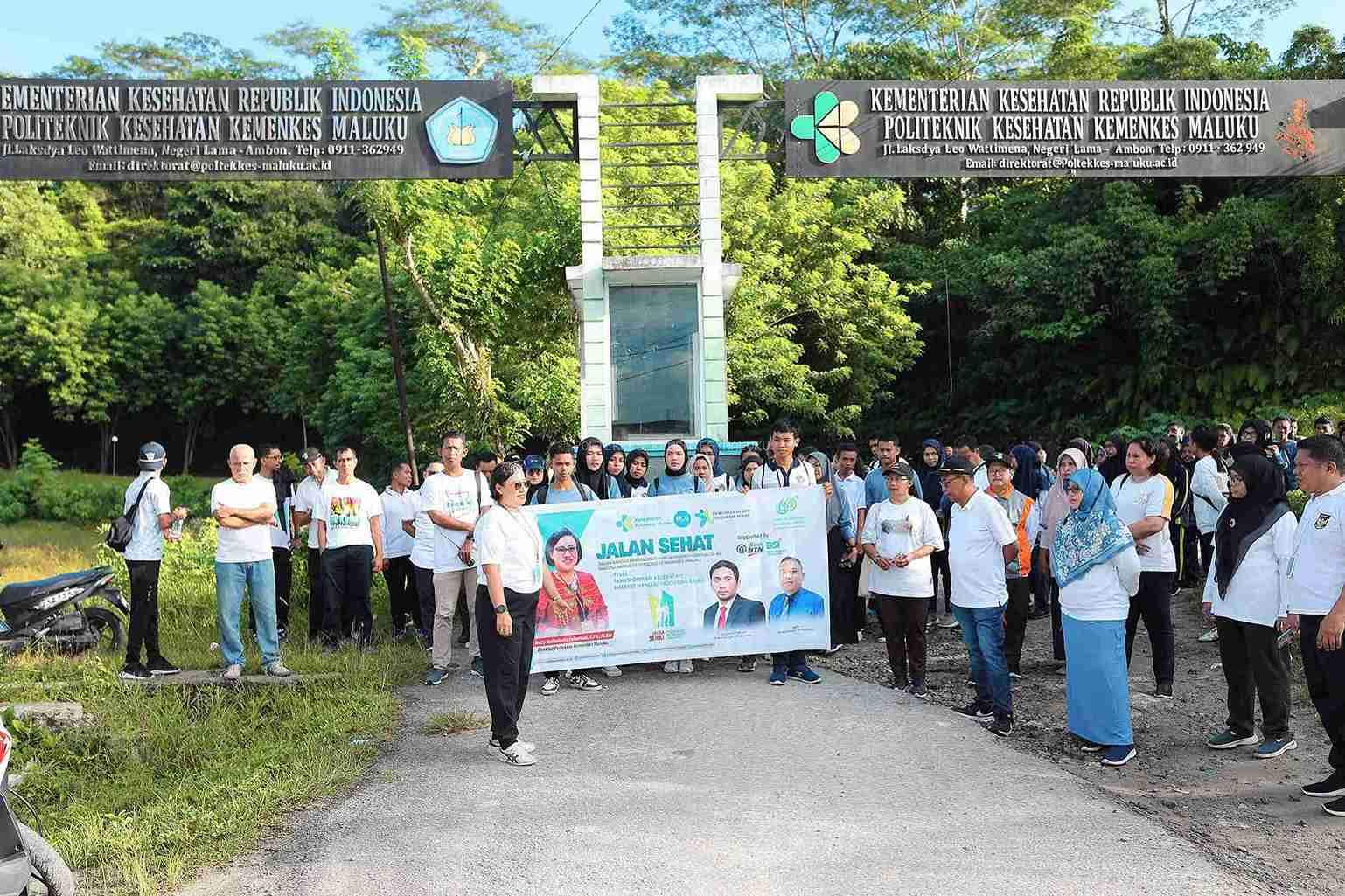JALAN SEHAT BERSAMA POLTEKKES KEMENKES MALUKU MERIAHKAN HARI KESEHATAN NASIONAL